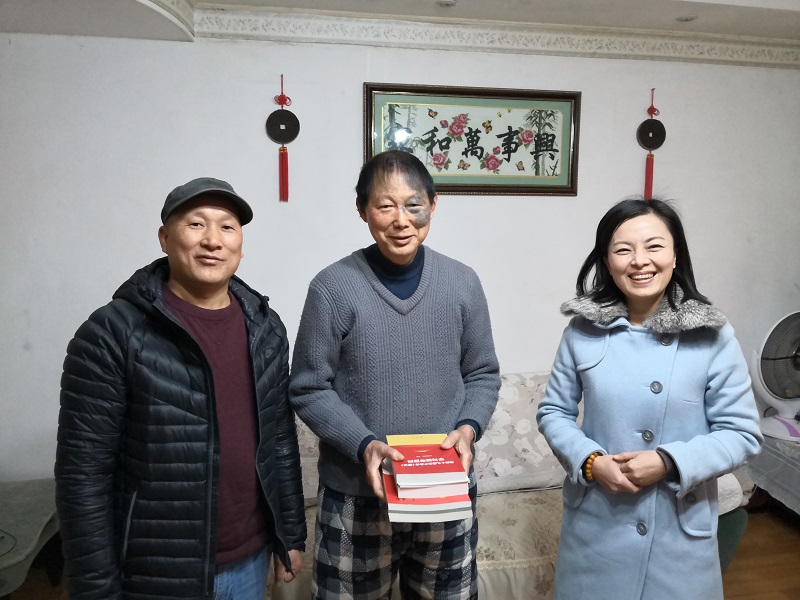 党总支副书记和二支部书记慰问老党员.jpg