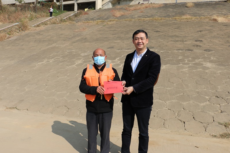 胡华平为一线航标工人送上慰问金 - 副本.JPG