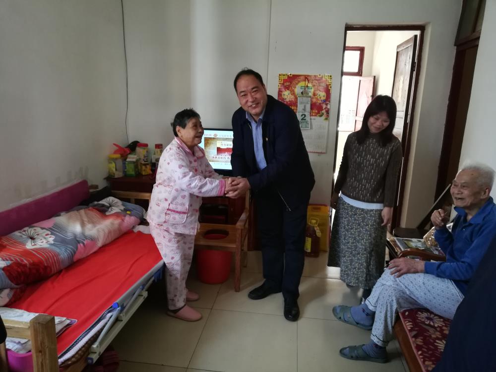 王永兴书记慰问梧州航道养护中心困难老党员刘木带.jpg