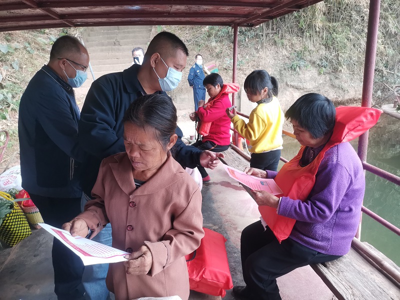 指导组发放安全生产、疫情防控和扫黑除恶宣传资料，号召群众监督水运安全并做好自我防护工作。.jpg