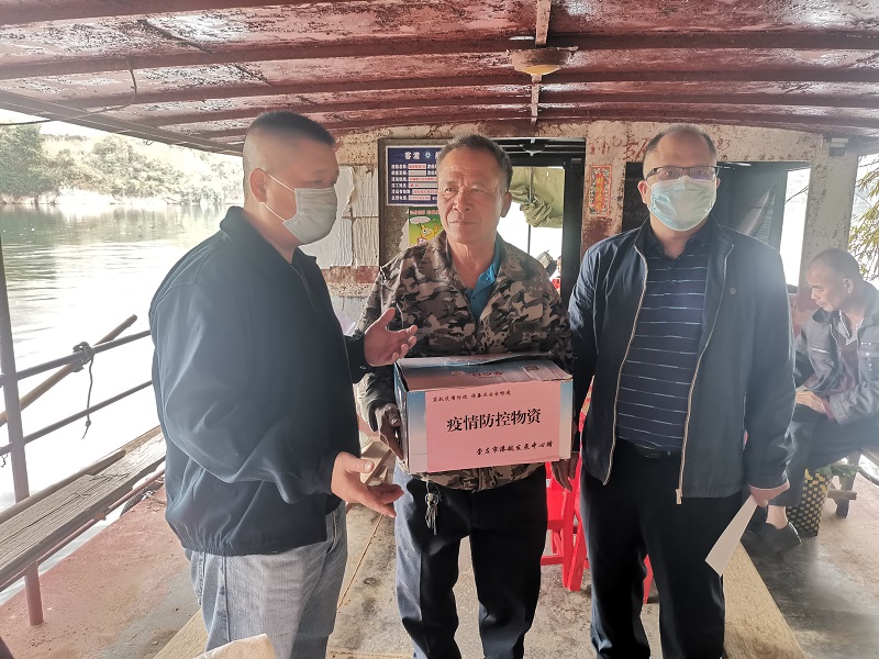 指导组为困难渡工送上疫情防控物资并向他们强调疫情防控和安全生产注意事项.jpg