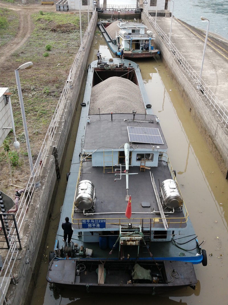京南船闸恢复通航后第一闸下航船舶.jpg