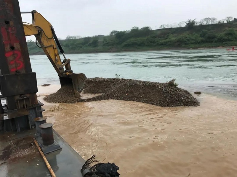 来宾至桂平2000吨级航道工程_秤钩滩开挖卵石.jpg 来宾至桂平2000吨级航道工程_秤钩滩开挖卵石.jpg