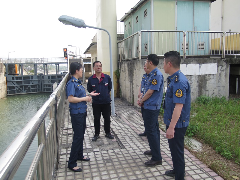 执法人员向船闸管理人员了解船闸维修情况.jpg 执法人员向船闸管理人员了解船闸维修情况.jpg