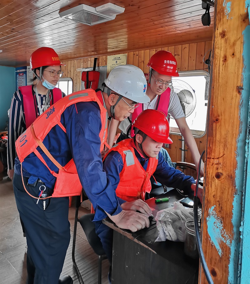 检查人员对照船舶定位和扫测动态图了解施工进度.jpg 检查人员对照船舶定位和扫测动态图了解施工进度.jpg