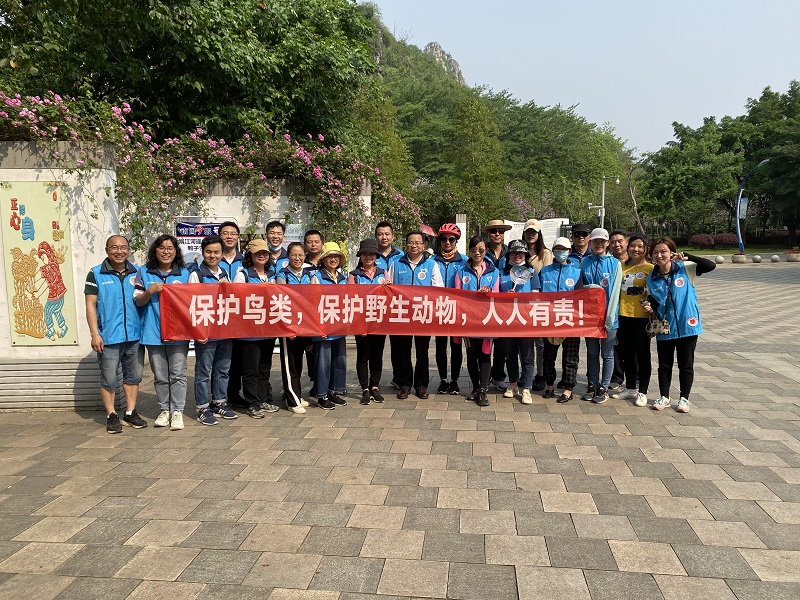 柳州航道志愿者在马鹿山广场悬挂横幅.jpg 柳州航道志愿者在马鹿山广场悬挂横幅.jpg