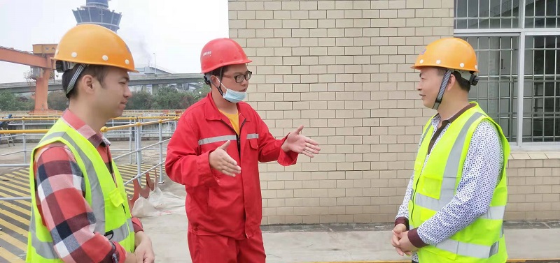 梧州航道养护中心检查人员在现场向检修人员了解船闸维修情况.jpg