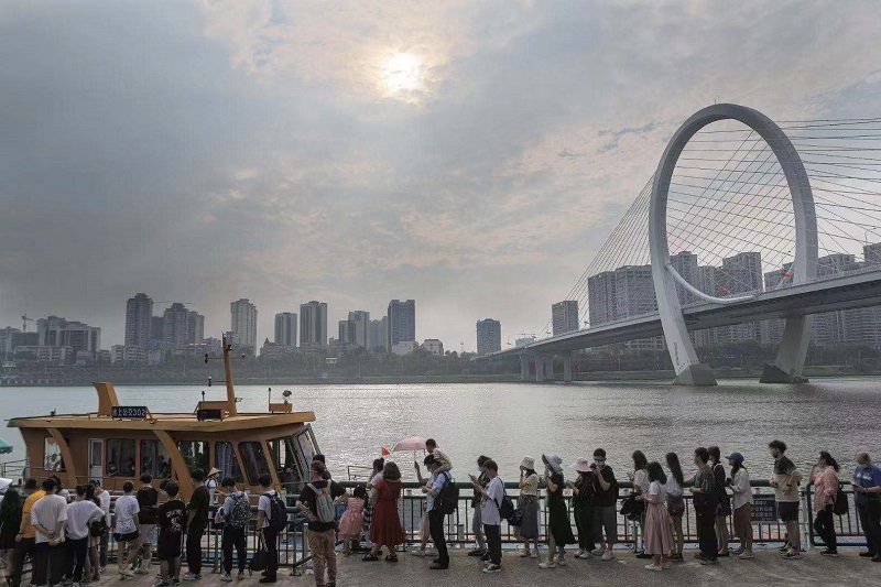 游客“五一”排长队乘坐水上公交.jpg 游客“五一”排长队乘坐水上公交.jpg