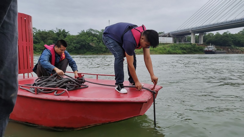 工作人员在为航标加固锚缆.jpg 工作人员在为航标加固锚缆.jpg