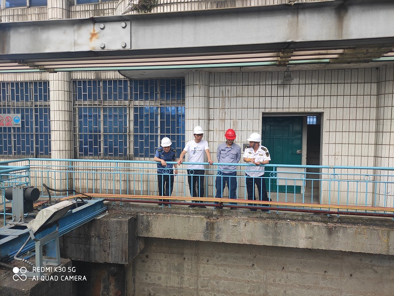 现场查看船闸防撞设施情况.jpg 现场查看船闸防撞设施情况.jpg