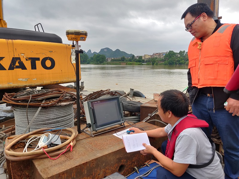 使用全站仪确定标位.jpg 使用全站仪确定标位.jpg