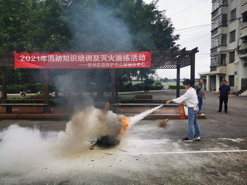 职工体验使用灭火器灭火.jpg 职工体验使用灭火器灭火.jpg