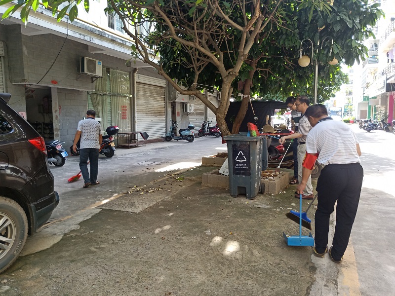 崇左市港航发展中心干部职工对社区垃圾进行全面清扫.jpg 崇左市港航发展中心干部职工对社区垃圾进行全面清扫.jpg