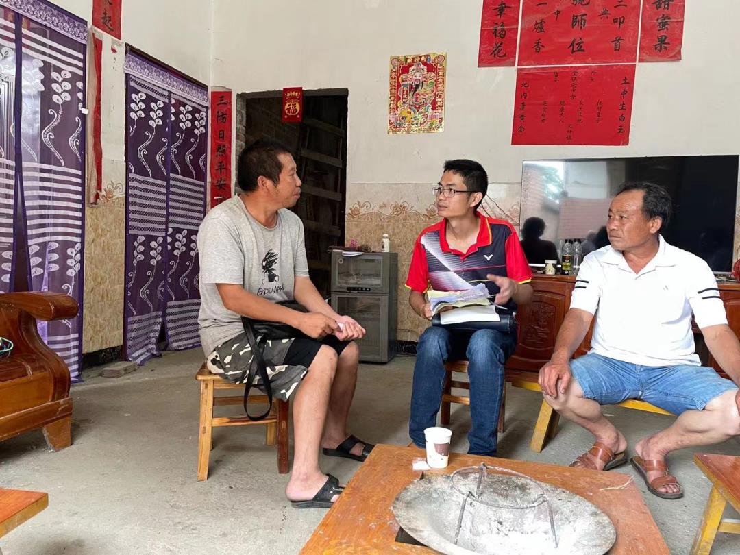 _202106伍志龙书记在脱贫监测入户摸排.jpg
