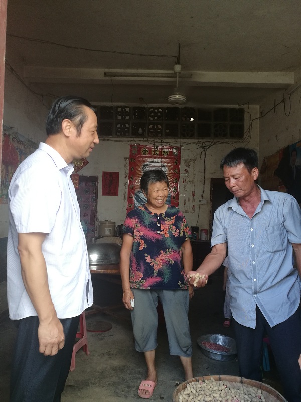 走访慰问“双联系”脱贫户.jpg