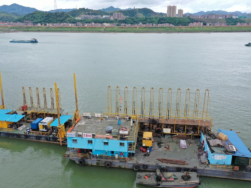 航通998钻机船已抵达现场.jpg 航通998钻机船已抵达现场.jpg