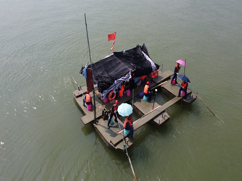 联检人员在扫床艇上进行硬式扫床.jpg 联检人员在扫床艇上进行硬式扫床.jpg