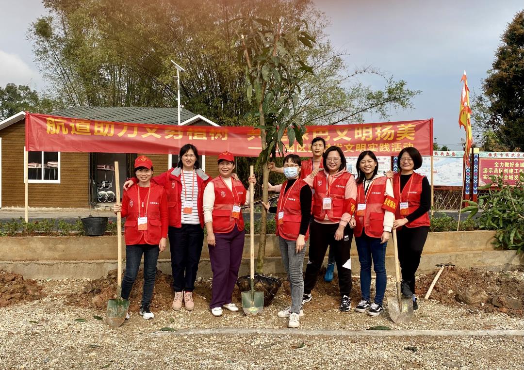 扬美村义务植树活动.jpg 扬美村义务植树活动.jpg