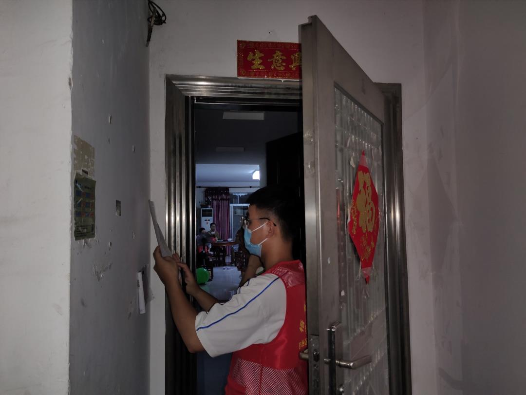 该中心青年团员到居民家中宣传接种疫苗知识.jpg 该中心青年团员到居民家中宣传接种疫苗知识.jpg