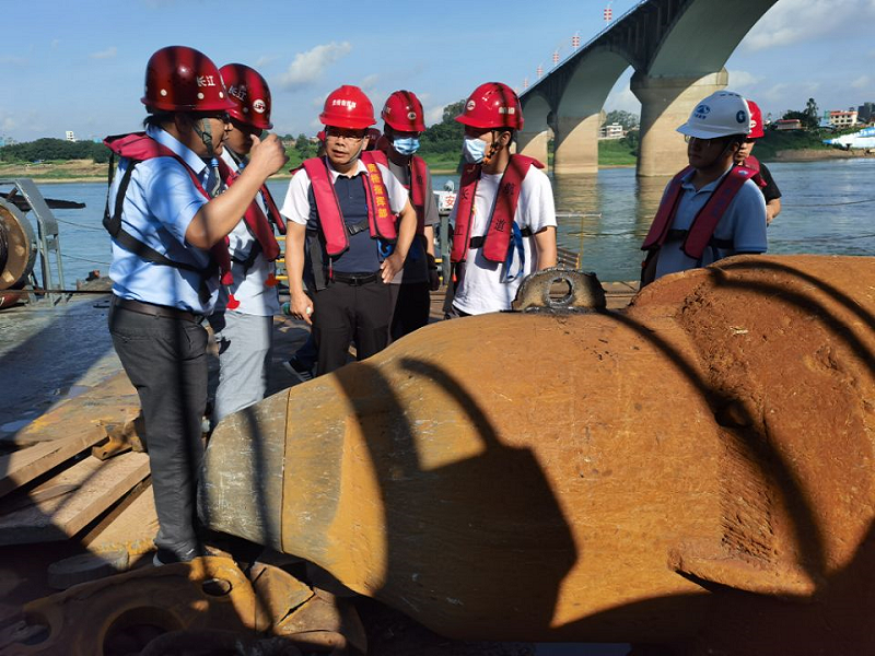 8月23日，指挥部和监理单位一行来到位于梧州西江大桥桥区航道整治施工区域，对二期No1标段开展工地检查.png