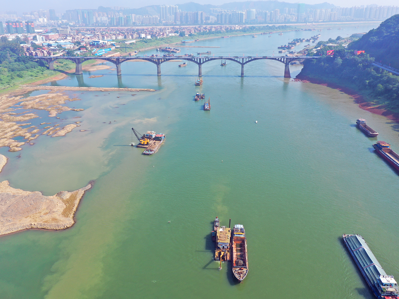 9月25日，挖泥船、钻爆船在梧州西江大桥上下游航道开展施工.png