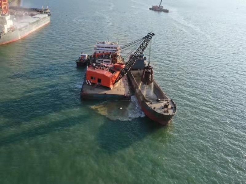 施工船舶开挖施工.jpg 施工船舶开挖施工.jpg