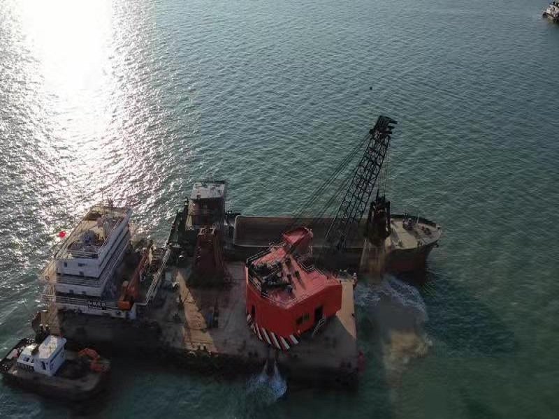 施工船舶在进行开挖施工1.jpg 施工船舶在进行开挖施工1.jpg