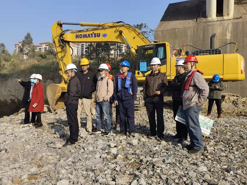 港航发展中心检查组察看施工现场.jpg 港航发展中心检查组察看施工现场.jpg