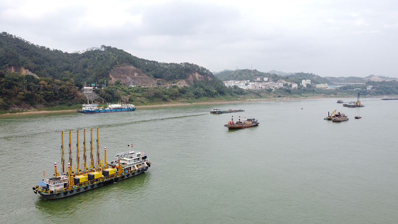 No3标段的炸礁船、挖泥船在鸡笼洲航段施工.png