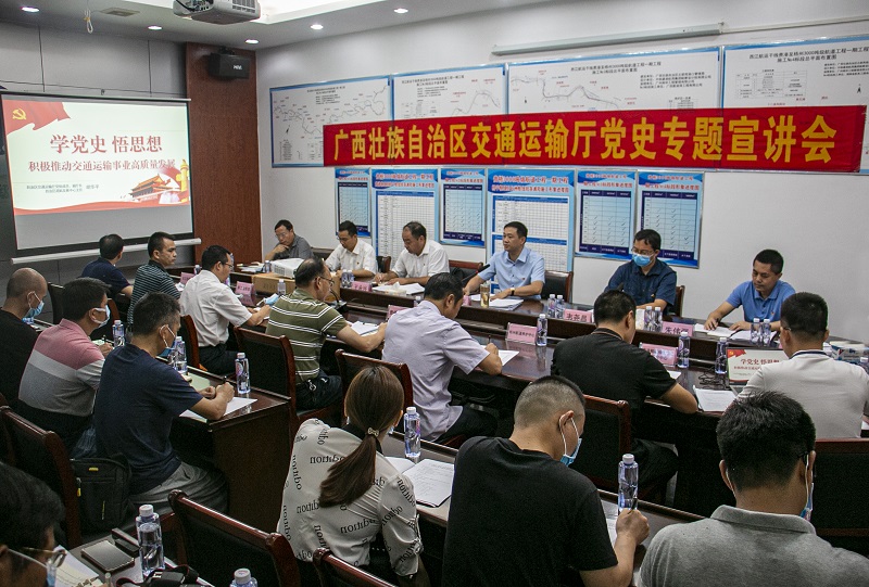6月11日上午，自治区交通运输厅党组成员、副厅长，自治区港航发展中心主任胡华平到贵梧航道（贵港至梧州3000吨级航道）工程建设指挥部开展党史专题宣讲.jpg