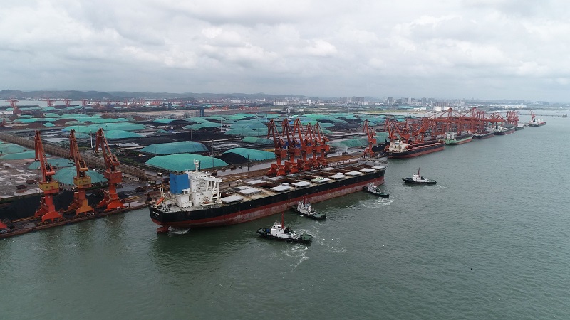 图为:繁忙的防城港码头.jpg 图为:繁忙的防城港码头.jpg