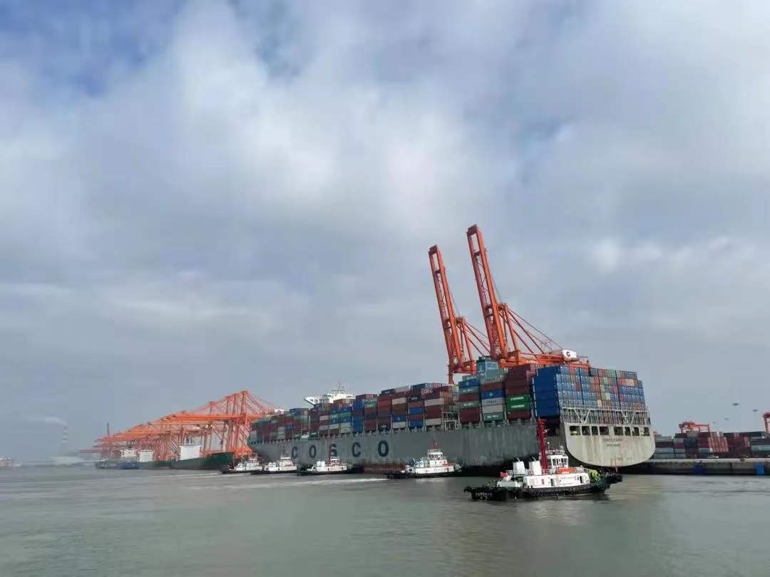 图3 15万吨级集装箱船靠泊.jpg 图3 15万吨级集装箱船靠泊.jpg