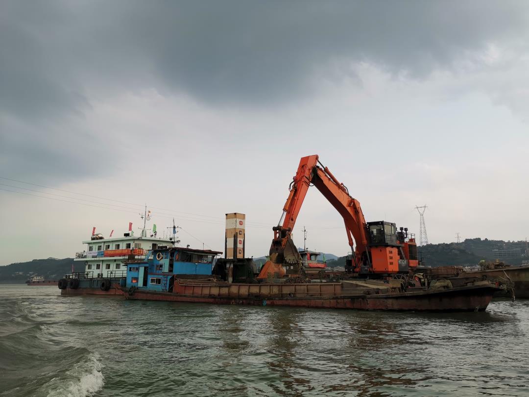 界首滩疏浚施工(杜春呈摄).jpg 界首滩疏浚施工(杜春呈摄).jpg