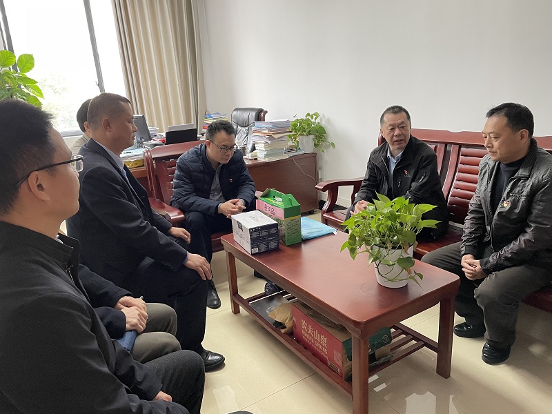 谭建文一行与患病职工陈首利座谈慰问.jpg 谭建文一行与患病职工陈首利座谈慰问.jpg