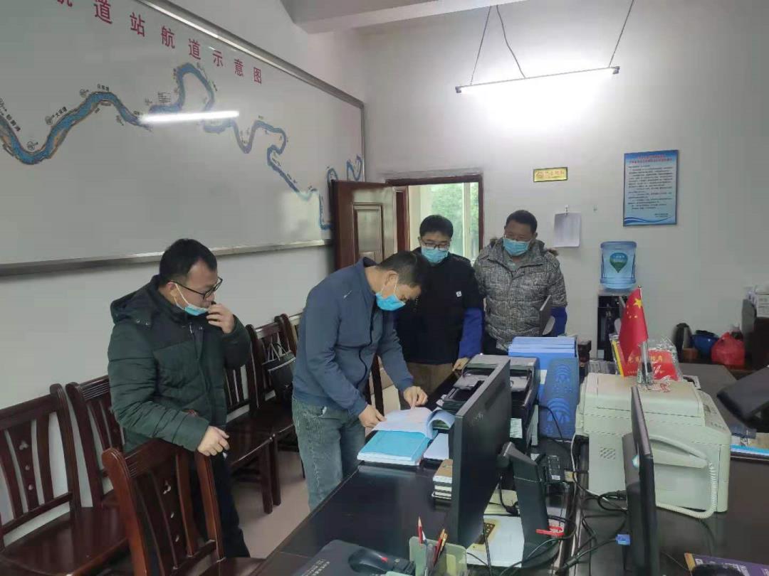 检查组在隆安分中心检查安全生产台账.jpg 检查组在隆安分中心检查安全生产台账.jpg