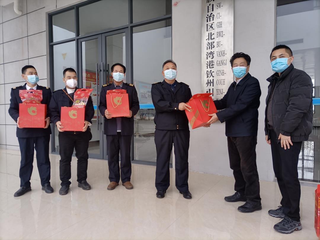 刘秉涛副主任给钦州引航站引航员发放春节慰问品2.jpg 刘秉涛副主任给钦州引航站引航员发放春节慰问品2.jpg
