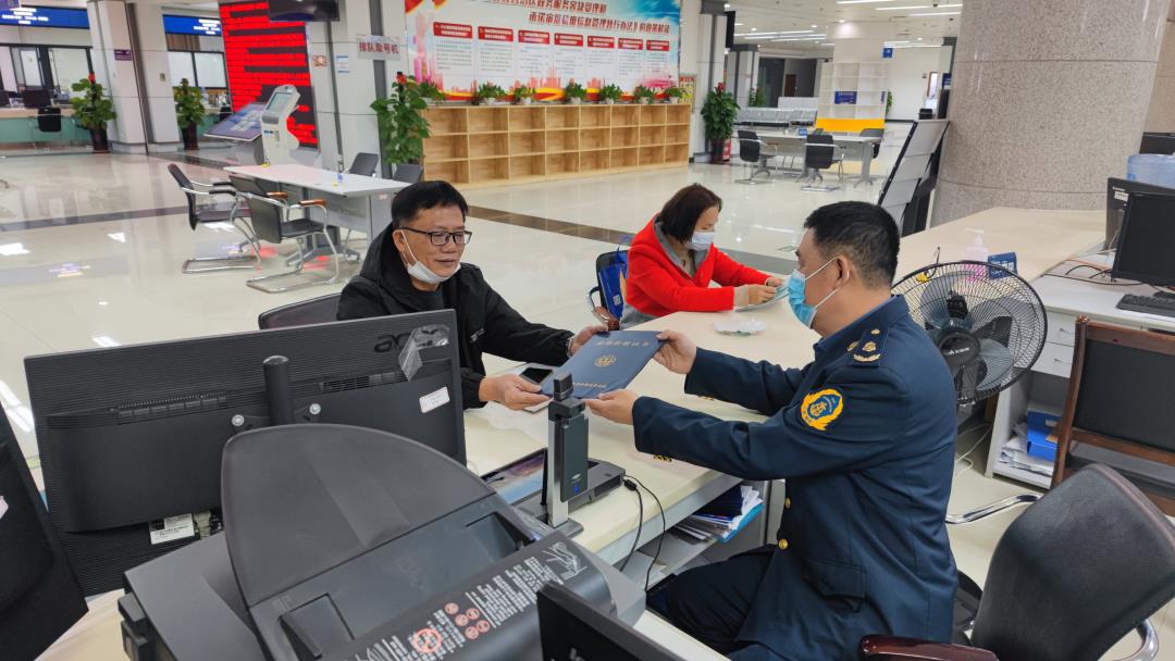 船东办得新证书.jpg 船东办得新证书.jpg