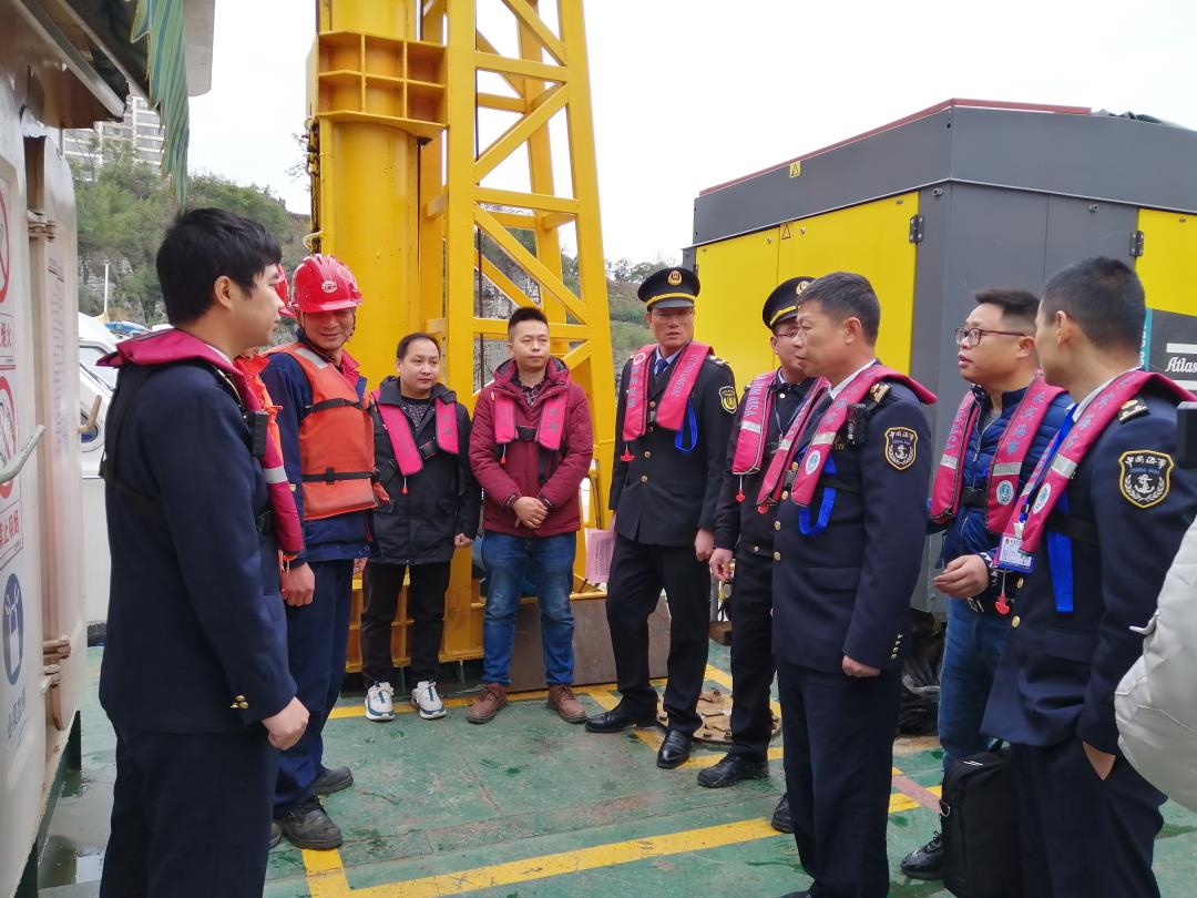 检查组正在认真听取项目施工负责人介绍安全生产管理相关情况 (2).jpg 检查组正在认真听取项目施工负责人介绍安全生产管理相关情况 (2).jpg