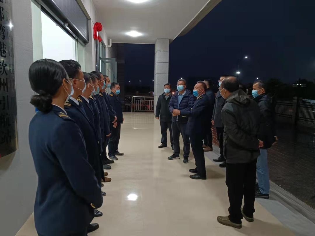 自治区交通运输厅安全总监庞雪松慰问钦州引航站引航员.jpg 自治区交通运输厅安全总监庞雪松慰问钦州引航站引航员.jpg