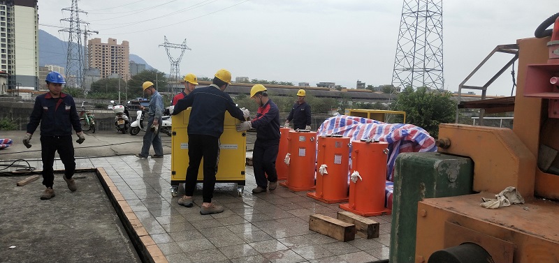 检修人员在做检修准备工作.jpg 检修人员在做检修准备工作.jpg