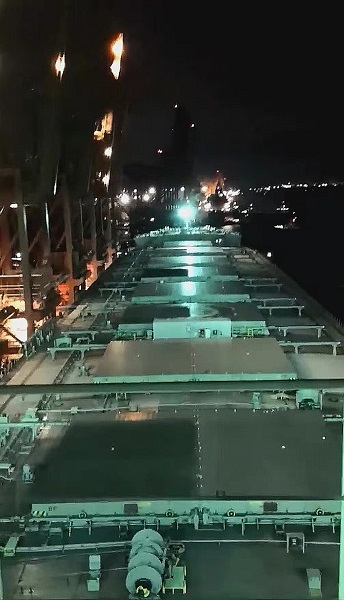 图为:引航员上午6时引领超大型船舶“乌里亚”轮移泊.jpg 图为:引航员上午6时引领超大型船舶“乌里亚”轮移泊.jpg