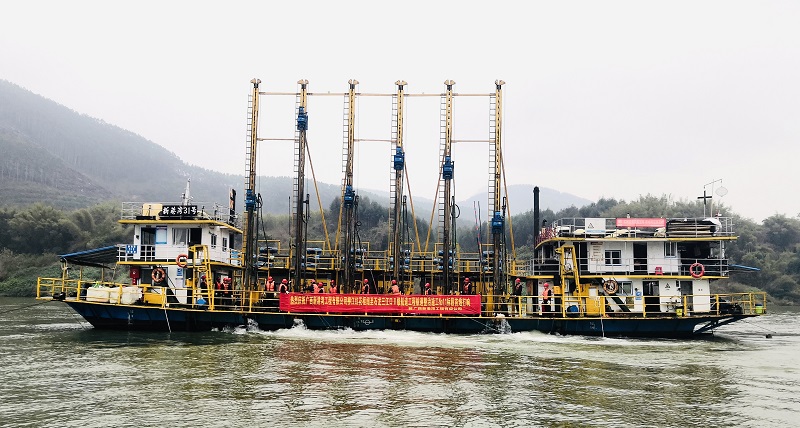 施工NO.11标段钻机船作业现场.jpg 施工NO.11标段钻机船作业现场.jpg