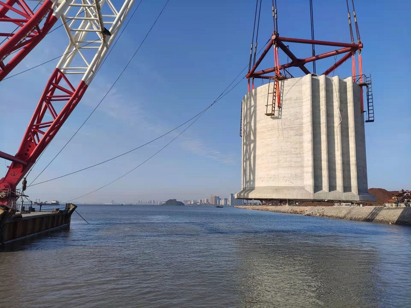 防城港榕木江西港点1-6号泊位工程沉箱吊装作业 - 副本.jpg 防城港榕木江西港点1-6号泊位工程沉箱吊装作业 - 副本.jpg