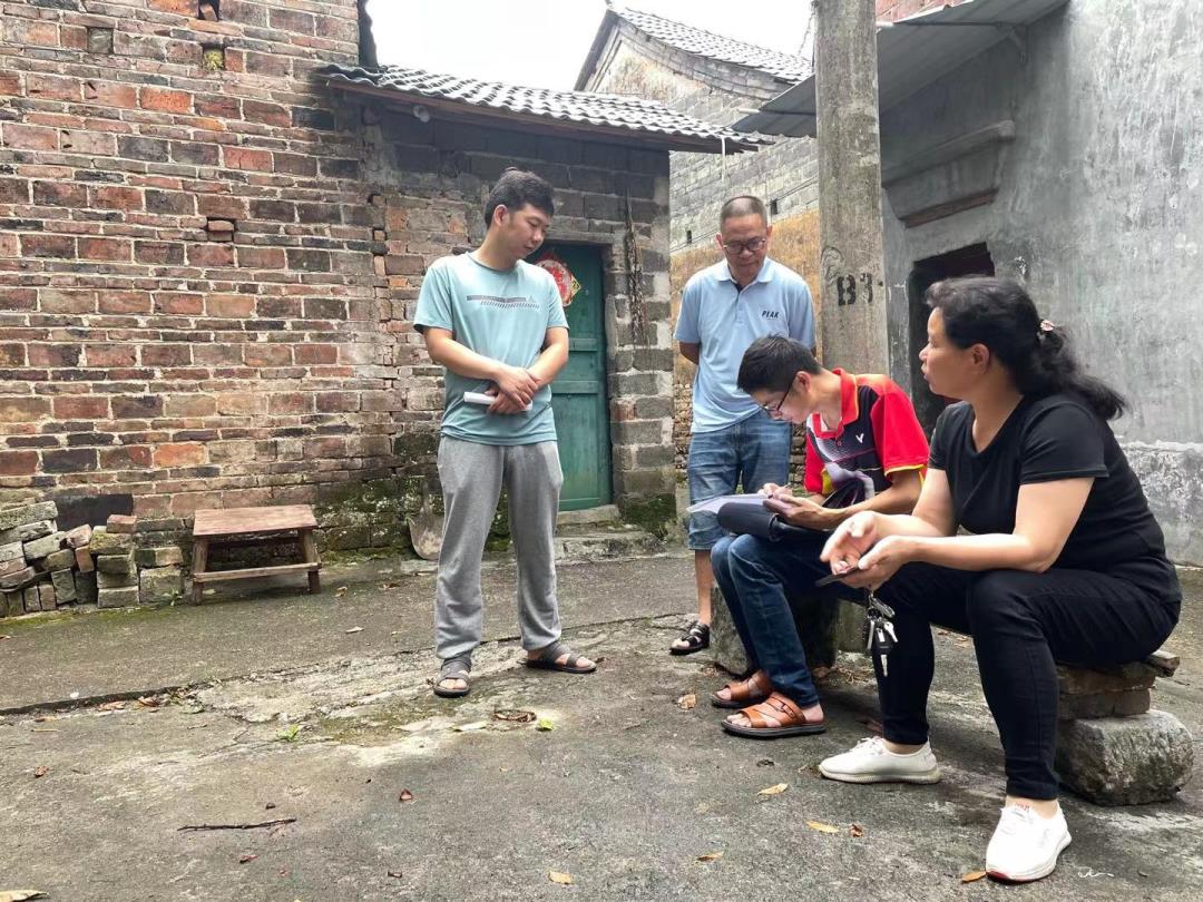 _202106伍志龙书记在脱贫监测入户摸排登记.jpg _202106伍志龙书记在脱贫监测入户摸排登记.jpg