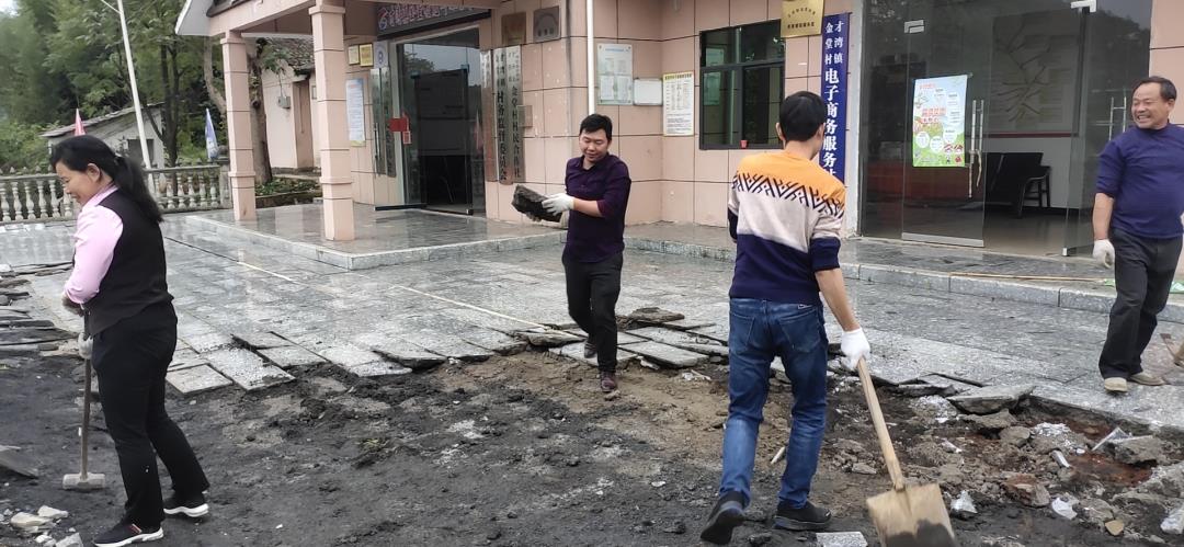 工作队员在修缮村委会和敬老院.jpg 工作队员在修缮村委会和敬老院.jpg
