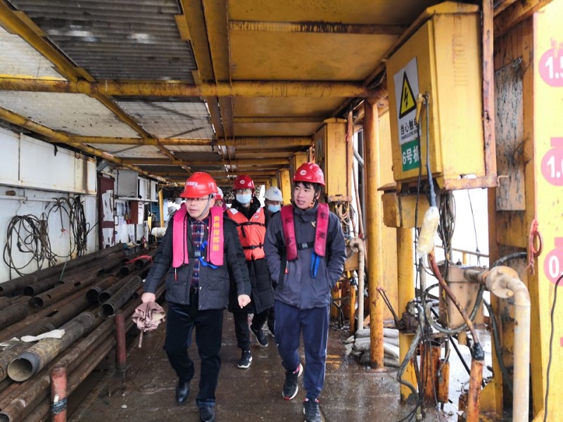 2月21日上午，工程建设指挥部副指挥长兼总工陈艺一行到二期工程工地检查施工进度（李卓妮+摄） - 副本.jpg