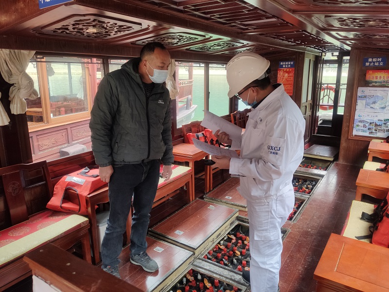 验船师在凌云县浩坤湖开展旅游船检验 - 副本.jpg 验船师在凌云县浩坤湖开展旅游船检验 - 副本.jpg