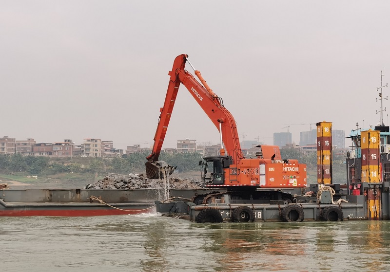 2月28日上午，二期工程龙圩水道正在开展清碴施工（黎文学 摄） - 副本.jpg