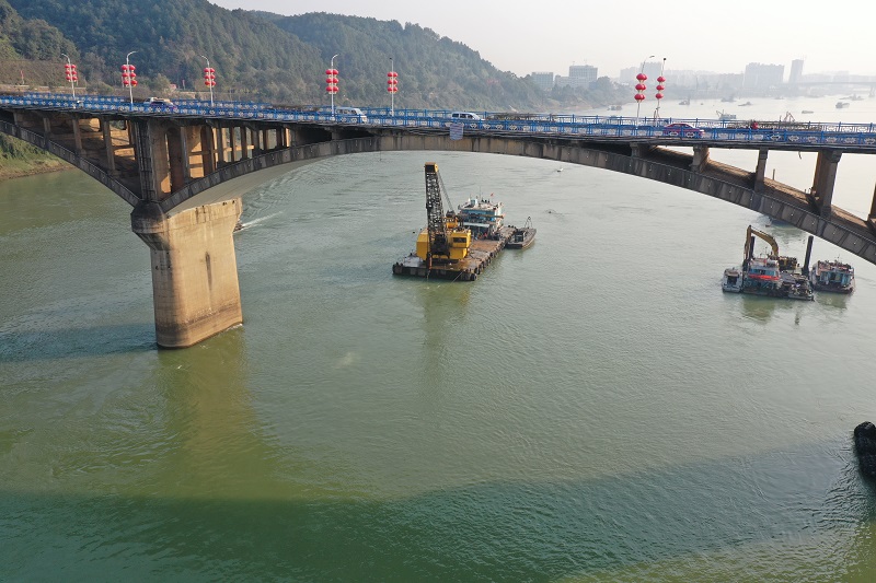 3月2日，岭南工6 在梧州西江大桥桥区开展液压破碎施工（刘乘宏 摄） - 副本.JPG