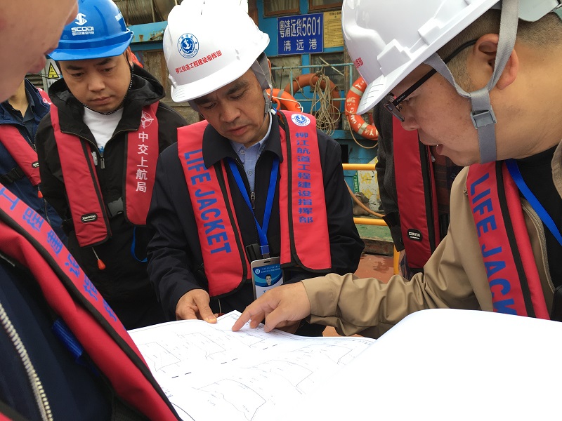 3月10日 检查人员查阅设计图纸核查进度.jpg